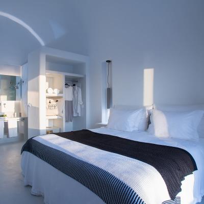 master suite=azar villas santorini greece 9